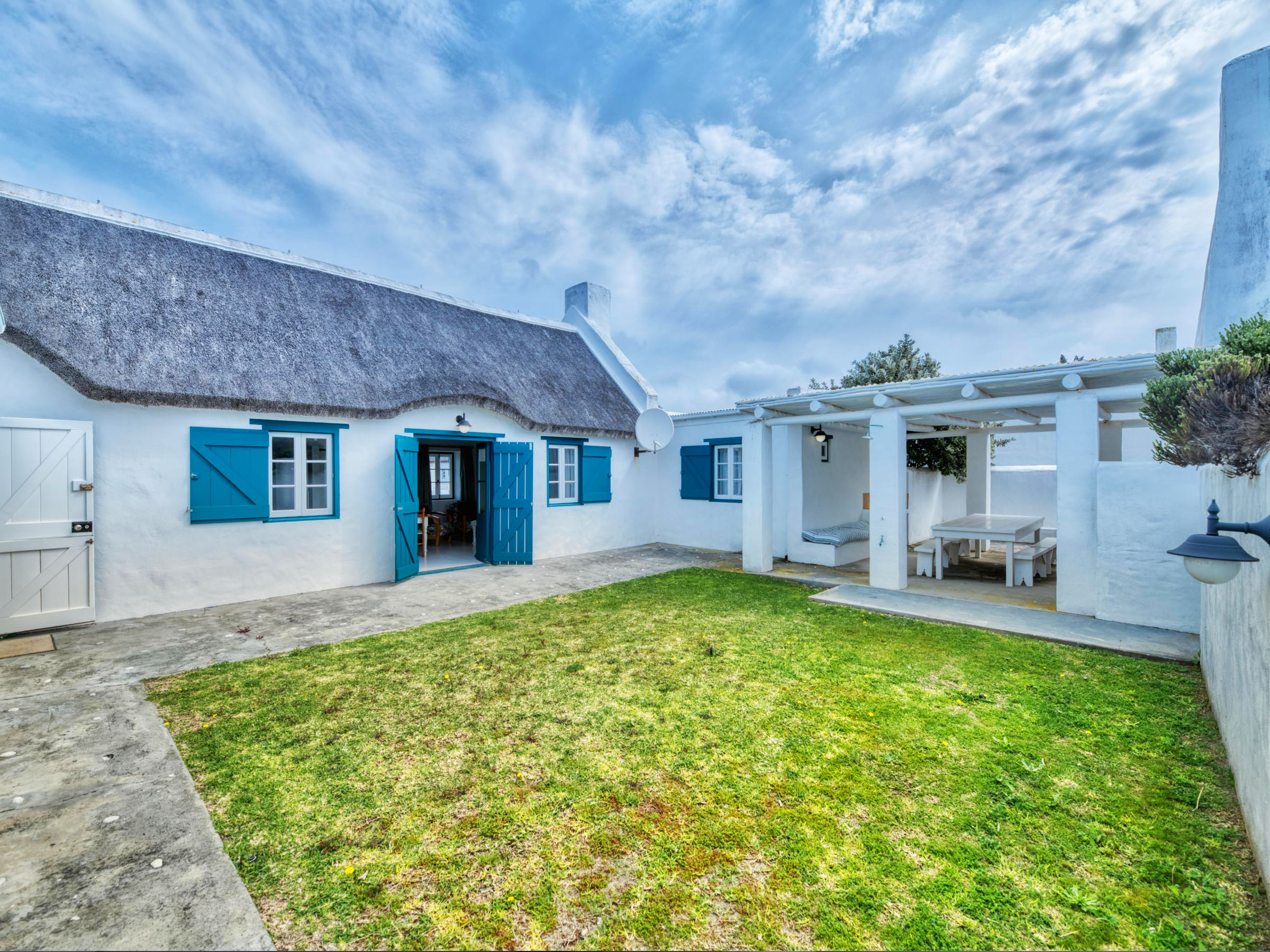 Beachhouse self catering holiday home accommodation at the beach in Langezandt Struisbaai Beachhouse self catering holiday home accommodation at the beach in Langezandt Struisbaai