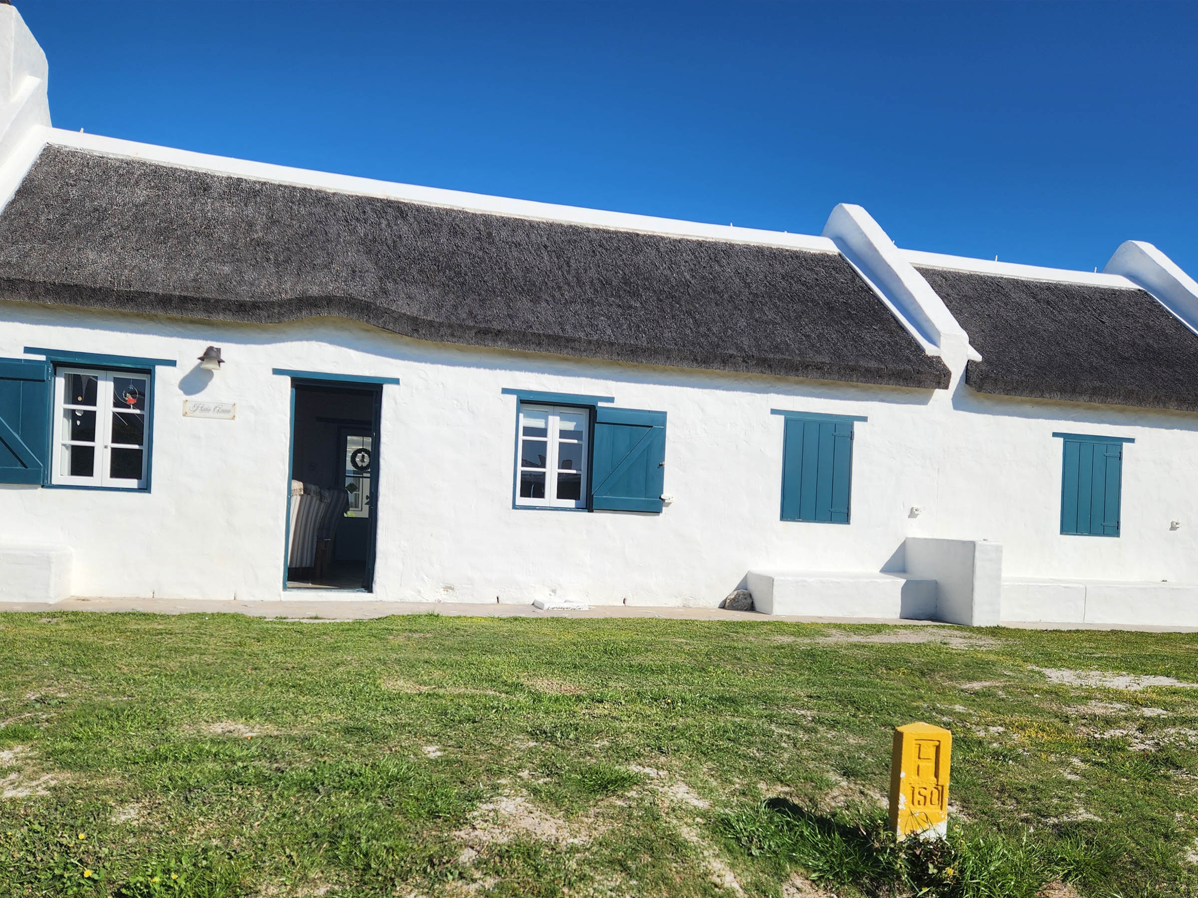 Beachhouse self catering holiday home accommodation at the beach in Langezandt Struisbaai Huis Anna holiday beach house accommodation in struisbaai langezandt